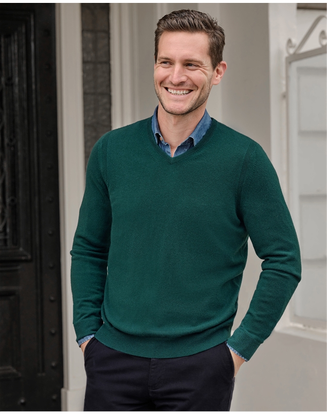 Deep Green | Mens Cashmere V Sweater | Pure Collection